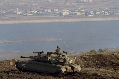 Israeli tank overlooking Golan Heights / AP