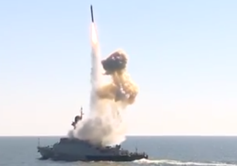 Kalibr long-range cruise missile fired from warship Velikiy Ustyug (screenshot)