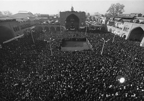 100,000 people gather in Tehran for a massive rally against the Shah, January 1979 / AP