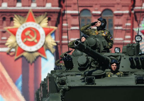 Russian tanks in the 2016 Victory Day Parade / AP