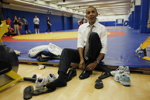Obama Ties His Shoes