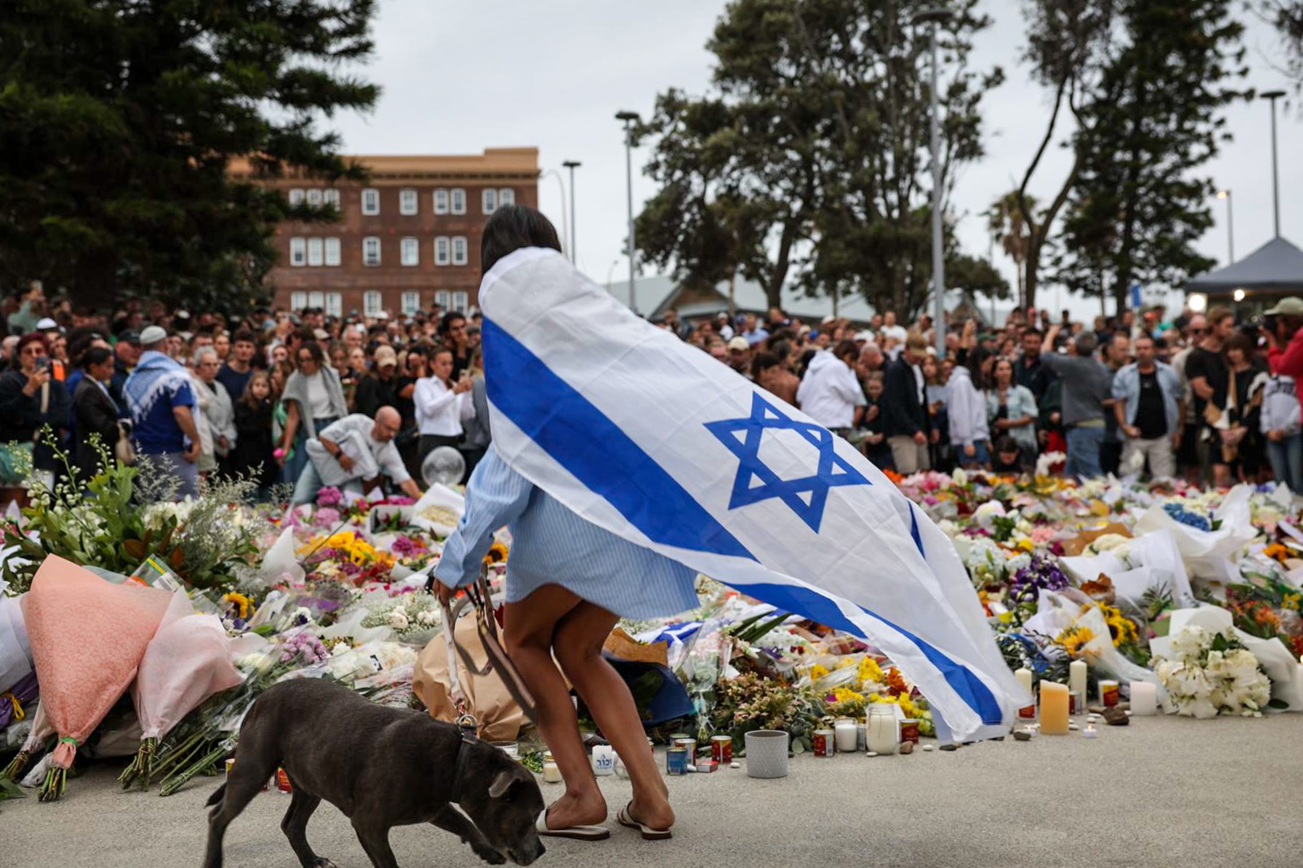 Police ‘Froze’ As Terrorists Massacred Jews on Bondi Beach, Eyewitness Accounts and Videos Suggest